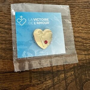 New Sealed Victoire de L’Amour Pin